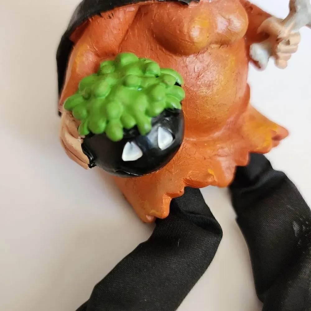 Halloween Wtitch and her Light Up Cauldron Figurenes